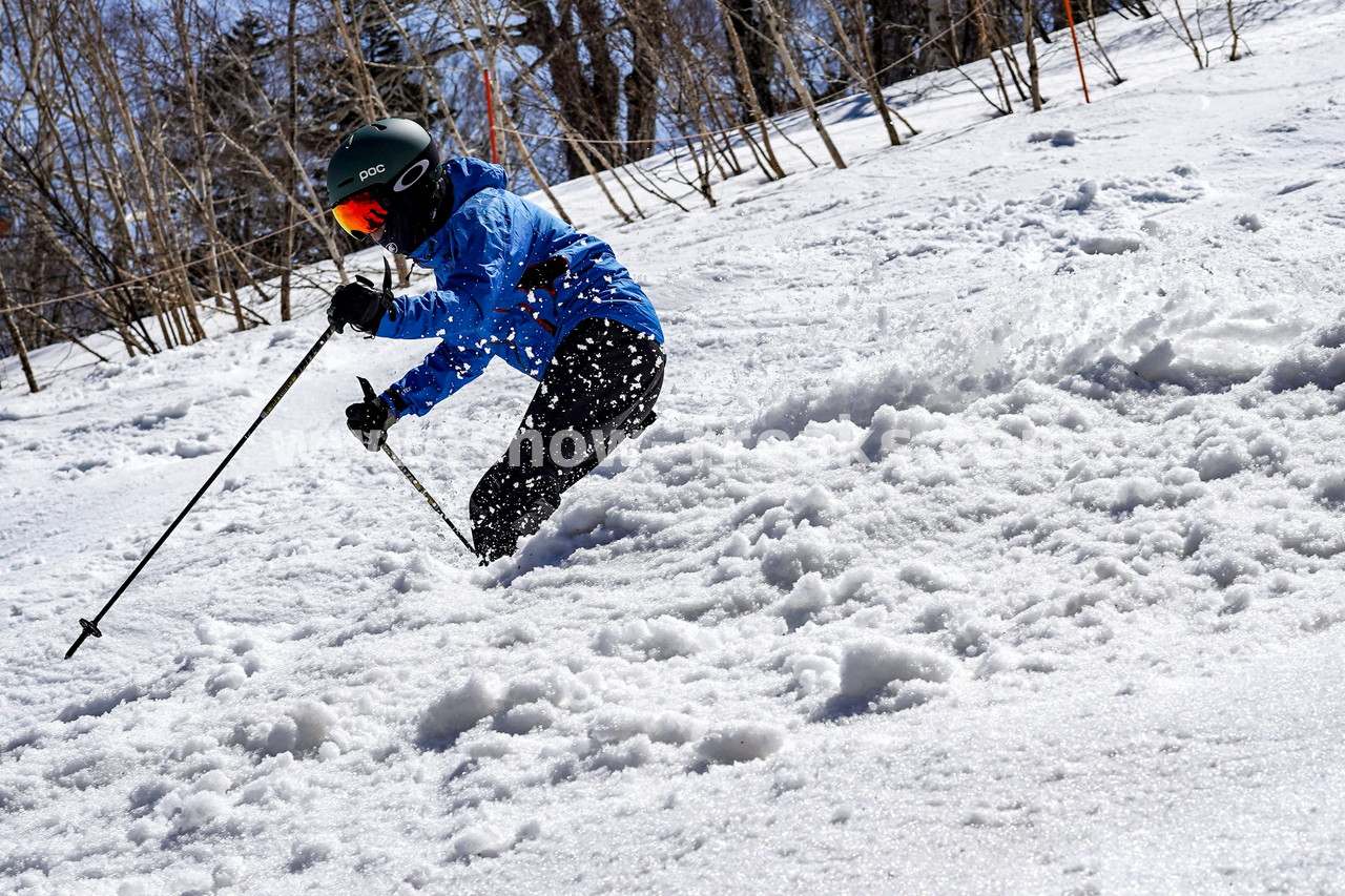 札幌国際スキー場 Mt.石井スポーツ ISHII SKI ACADEMY 校長・斉藤人之さんによる『斉藤塾』開講。本日のテーマは、「春雪！コブからスキーのたわみを楽しむ！！」(^^)v